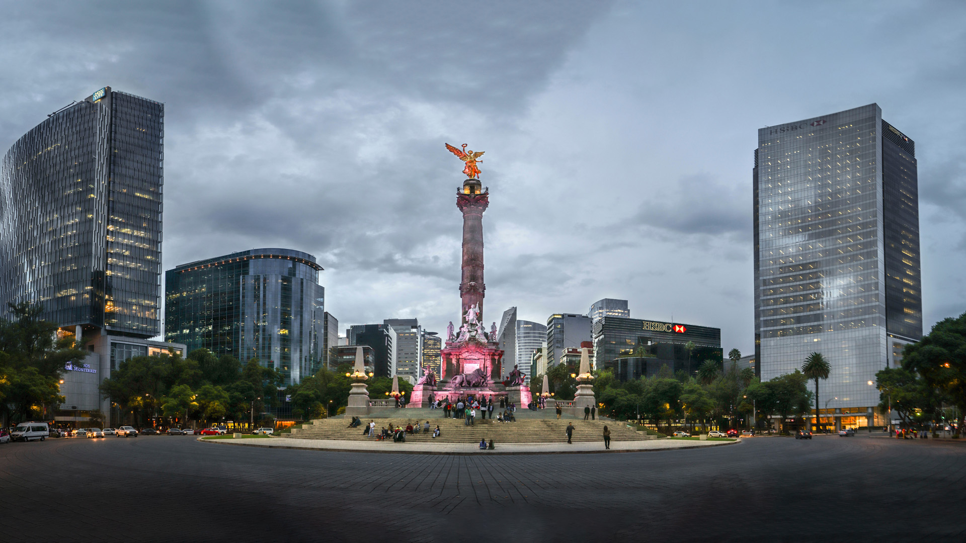 Mexico city monument on a overcast day in the late afternoon